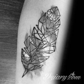 Wielkie możliwości aranżacji sprawiają, że wzór piór to kopalnia pomysłów na ciekawe tatuaże. Rysunki nawiązują w ten sposób zarówno do natury i swobody ptaków jak i historii - tworząc wzory niczym husaria lub indiańskie pióra z Dzikiego Zachodu. 