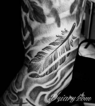 Wielkie możliwości aranżacji sprawiają, że wzór piór to kopalnia pomysłów na ciekawe tatuaże. Rysunki nawiązują w ten sposób zarówno do natury i swobody ptaków jak i historii - tworząc wzory niczym husaria lub indiańskie pióra z Dzikiego Zachodu. 