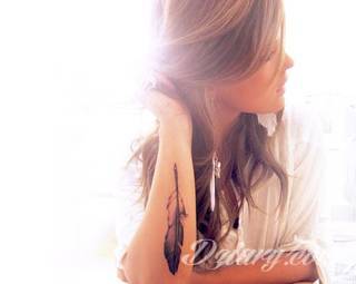 Wielkie możliwości aranżacji sprawiają, że wzór piór to kopalnia pomysłów na ciekawe tatuaże. Rysunki nawiązują w ten sposób zarówno do natury i swobody ptaków jak i historii - tworząc wzory niczym husaria lub indiańskie pióra z Dzikiego Zachodu. 