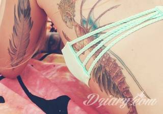 Wielkie możliwości aranżacji sprawiają, że wzór piór to kopalnia pomysłów na ciekawe tatuaże. Rysunki nawiązują w ten sposób zarówno do natury i swobody ptaków jak i historii - tworząc wzory niczym husaria lub indiańskie pióra z Dzikiego Zachodu. 