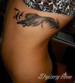 Wielkie możliwości aranżacji sprawiają, że wzór piór to kopalnia pomysłów na ciekawe tatuaże. Rysunki nawiązują w ten sposób zarówno do natury i swobody ptaków jak i historii - tworząc wzory niczym husaria lub indiańskie pióra z Dzikiego Zachodu. 