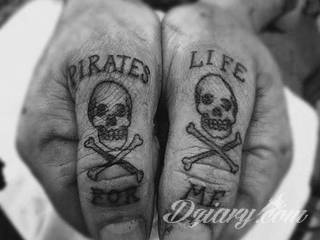 Dzikość tatuaży nawiązujących do tradycji pirackich od lat cieszy się niesłabnącą popularnością. Rysunki z piratami to motywy jednorękich bandytów, haków zamiast dłoni czy przepasek zasłaniających jedno oko. Zawsze są groźne, zawsze zastanawiające i zawsze ciekawe pod względem grafiki. 