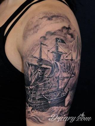Dzikość tatuaży nawiązujących do tradycji pirackich od lat cieszy się niesłabnącą popularnością. Rysunki z piratami to motywy jednorękich bandytów, haków zamiast dłoni czy przepasek zasłaniających jedno oko. Zawsze są groźne, zawsze zastanawiające i zawsze ciekawe pod względem grafiki. 