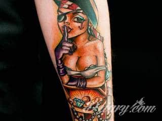 Dzikość tatuaży nawiązujących do tradycji pirackich od lat cieszy się niesłabnącą popularnością. Rysunki z piratami to motywy jednorękich bandytów, haków zamiast dłoni czy przepasek zasłaniających jedno oko. Zawsze są groźne, zawsze zastanawiające i zawsze ciekawe pod względem grafiki. 