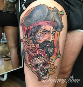 Dzikość tatuaży nawiązujących do tradycji pirackich od lat cieszy się niesłabnącą popularnością. Rysunki z piratami to motywy jednorękich bandytów, haków zamiast dłoni czy przepasek zasłaniających jedno oko. Zawsze są groźne, zawsze zastanawiające i zawsze ciekawe pod względem grafiki. 
