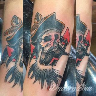 Dzikość tatuaży nawiązujących do tradycji pirackich od lat cieszy się niesłabnącą popularnością. Rysunki z piratami to motywy jednorękich bandytów, haków zamiast dłoni czy przepasek zasłaniających jedno oko. Zawsze są groźne, zawsze zastanawiające i zawsze ciekawe pod względem grafiki. 