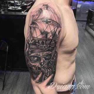 Dzikość tatuaży nawiązujących do tradycji pirackich od lat cieszy się niesłabnącą popularnością. Rysunki z piratami to motywy jednorękich bandytów, haków zamiast dłoni czy przepasek zasłaniających jedno oko. Zawsze są groźne, zawsze zastanawiające i zawsze ciekawe pod względem grafiki. 