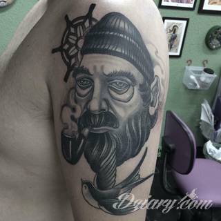 Dzikość tatuaży nawiązujących do tradycji pirackich od lat cieszy się niesłabnącą popularnością. Rysunki z piratami to motywy jednorękich bandytów, haków zamiast dłoni czy przepasek zasłaniających jedno oko. Zawsze są groźne, zawsze zastanawiające i zawsze ciekawe pod względem grafiki. 