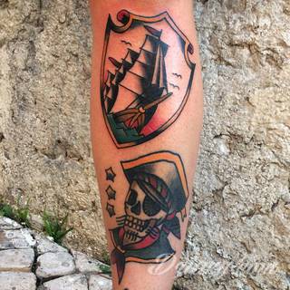 Dzikość tatuaży nawiązujących do tradycji pirackich od lat cieszy się niesłabnącą popularnością. Rysunki z piratami to motywy jednorękich bandytów, haków zamiast dłoni czy przepasek zasłaniających jedno oko. Zawsze są groźne, zawsze zastanawiające i zawsze ciekawe pod względem grafiki. 