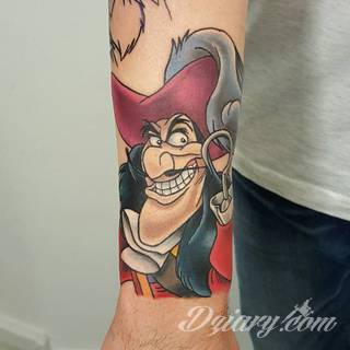 Dzikość tatuaży nawiązujących do tradycji pirackich od lat cieszy się niesłabnącą popularnością. Rysunki z piratami to motywy jednorękich bandytów, haków zamiast dłoni czy przepasek zasłaniających jedno oko. Zawsze są groźne, zawsze zastanawiające i zawsze ciekawe pod względem grafiki. 