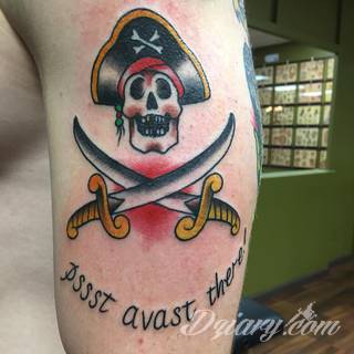 Dzikość tatuaży nawiązujących do tradycji pirackich od lat cieszy się niesłabnącą popularnością. Rysunki z piratami to motywy jednorękich bandytów, haków zamiast dłoni czy przepasek zasłaniających jedno oko. Zawsze są groźne, zawsze zastanawiające i zawsze ciekawe pod względem grafiki. 