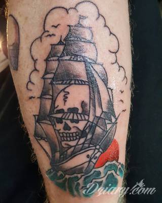 Dzikość tatuaży nawiązujących do tradycji pirackich od lat cieszy się niesłabnącą popularnością. Rysunki z piratami to motywy jednorękich bandytów, haków zamiast dłoni czy przepasek zasłaniających jedno oko. Zawsze są groźne, zawsze zastanawiające i zawsze ciekawe pod względem grafiki. 