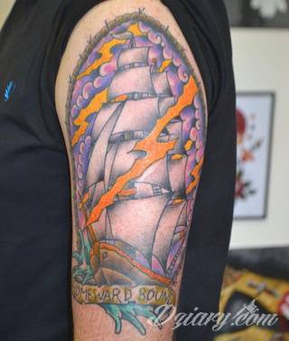 Dzikość tatuaży nawiązujących do tradycji pirackich od lat cieszy się niesłabnącą popularnością. Rysunki z piratami to motywy jednorękich bandytów, haków zamiast dłoni czy przepasek zasłaniających jedno oko. Zawsze są groźne, zawsze zastanawiające i zawsze ciekawe pod względem grafiki. 