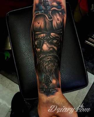 Dzikość tatuaży nawiązujących do tradycji pirackich od lat cieszy się niesłabnącą popularnością. Rysunki z piratami to motywy jednorękich bandytów, haków zamiast dłoni czy przepasek zasłaniających jedno oko. Zawsze są groźne, zawsze zastanawiające i zawsze ciekawe pod względem grafiki. 