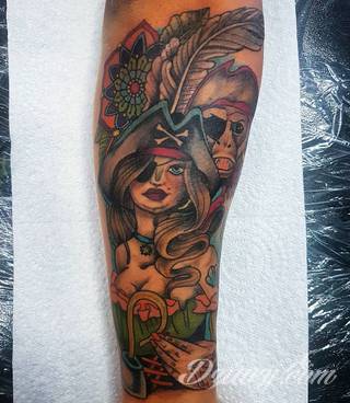 Dzikość tatuaży nawiązujących do tradycji pirackich od lat cieszy się niesłabnącą popularnością. Rysunki z piratami to motywy jednorękich bandytów, haków zamiast dłoni czy przepasek zasłaniających jedno oko. Zawsze są groźne, zawsze zastanawiające i zawsze ciekawe pod względem grafiki. 