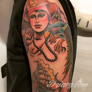Dzikość tatuaży nawiązujących do tradycji pirackich od lat cieszy się niesłabnącą popularnością. Rysunki z piratami to motywy jednorękich bandytów, haków zamiast dłoni czy przepasek zasłaniających jedno oko. Zawsze są groźne, zawsze zastanawiające i zawsze ciekawe pod względem grafiki. 