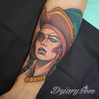 Dzikość tatuaży nawiązujących do tradycji pirackich od lat cieszy się niesłabnącą popularnością. Rysunki z piratami to motywy jednorękich bandytów, haków zamiast dłoni czy przepasek zasłaniających jedno oko. Zawsze są groźne, zawsze zastanawiające i zawsze ciekawe pod względem grafiki. 