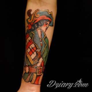 Dzikość tatuaży nawiązujących do tradycji pirackich od lat cieszy się niesłabnącą popularnością. Rysunki z piratami to motywy jednorękich bandytów, haków zamiast dłoni czy przepasek zasłaniających jedno oko. Zawsze są groźne, zawsze zastanawiające i zawsze ciekawe pod względem grafiki. 