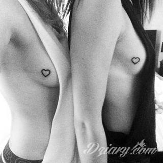 Tatuaże pod biustem zyskują wiele fanek. Miejsce pod piersiami jest idealne na tatuaż, który wręcz uderza w zmysły. Ukryty, ale kuszący, graficzny lub ograniczony do osobistego napisu. Tworzy ciekawą kompozycję z tatuażami między piersiami. 