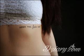 Tatuaże pod biustem zyskują wiele fanek. Miejsce pod piersiami jest idealne na tatuaż, który wręcz uderza w zmysły. Ukryty, ale kuszący, graficzny lub ograniczony do osobistego napisu. Tworzy ciekawą kompozycję z tatuażami między piersiami. 