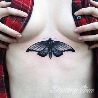 Tatuaże pod biustem zyskują wiele fanek. Miejsce pod piersiami jest idealne na tatuaż, który wręcz uderza w zmysły. Ukryty, ale kuszący, graficzny lub ograniczony do osobistego napisu. Tworzy ciekawą kompozycję z tatuażami między piersiami. 