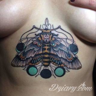 Tatuaże pod biustem zyskują wiele fanek. Miejsce pod piersiami jest idealne na tatuaż, który wręcz uderza w zmysły. Ukryty, ale kuszący, graficzny lub ograniczony do osobistego napisu. Tworzy ciekawą kompozycję z tatuażami między piersiami. 