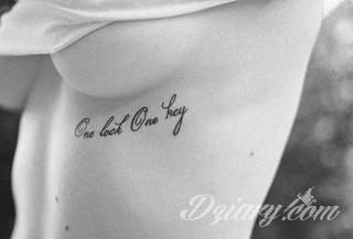 Tatuaże pod biustem zyskują wiele fanek. Miejsce pod piersiami jest idealne na tatuaż, który wręcz uderza w zmysły. Ukryty, ale kuszący, graficzny lub ograniczony do osobistego napisu. Tworzy ciekawą kompozycję z tatuażami między piersiami. 