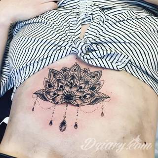 Tatuaże pod biustem zyskują wiele fanek. Miejsce pod piersiami jest idealne na tatuaż, który wręcz uderza w zmysły. Ukryty, ale kuszący, graficzny lub ograniczony do osobistego napisu. Tworzy ciekawą kompozycję z tatuażami między piersiami. 