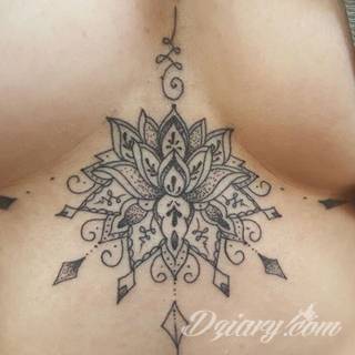 Tatuaże pod biustem zyskują wiele fanek. Miejsce pod piersiami jest idealne na tatuaż, który wręcz uderza w zmysły. Ukryty, ale kuszący, graficzny lub ograniczony do osobistego napisu. Tworzy ciekawą kompozycję z tatuażami między piersiami. 