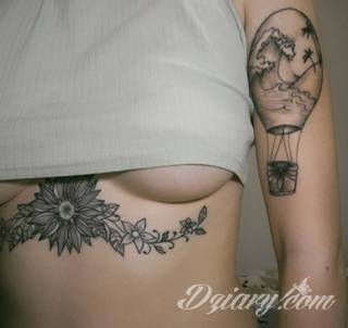 Tatuaże pod biustem zyskują wiele fanek. Miejsce pod piersiami jest idealne na tatuaż, który wręcz uderza w zmysły. Ukryty, ale kuszący, graficzny lub ograniczony do osobistego napisu. Tworzy ciekawą kompozycję z tatuażami między piersiami. 