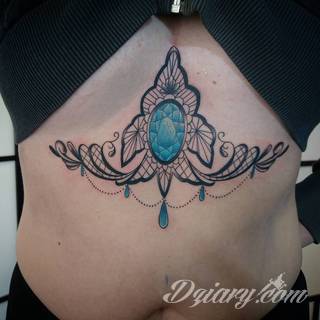 Tatuaże pod biustem zyskują wiele fanek. Miejsce pod piersiami jest idealne na tatuaż, który wręcz uderza w zmysły. Ukryty, ale kuszący, graficzny lub ograniczony do osobistego napisu. Tworzy ciekawą kompozycję z tatuażami między piersiami. 
