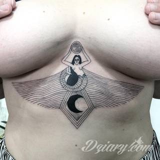 Tatuaże pod biustem zyskują wiele fanek. Miejsce pod piersiami jest idealne na tatuaż, który wręcz uderza w zmysły. Ukryty, ale kuszący, graficzny lub ograniczony do osobistego napisu. Tworzy ciekawą kompozycję z tatuażami między piersiami. 