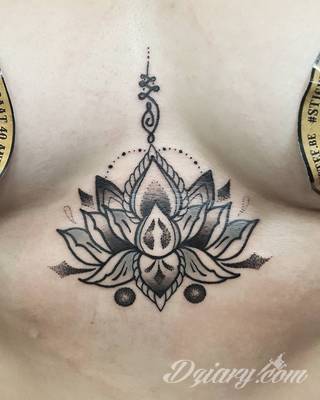 Tatuaże pod biustem zyskują wiele fanek. Miejsce pod piersiami jest idealne na tatuaż, który wręcz uderza w zmysły. Ukryty, ale kuszący, graficzny lub ograniczony do osobistego napisu. Tworzy ciekawą kompozycję z tatuażami między piersiami. 