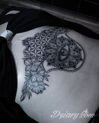 Tatuaże pod biustem zyskują wiele fanek. Miejsce pod piersiami jest idealne na tatuaż, który wręcz uderza w zmysły. Ukryty, ale kuszący, graficzny lub ograniczony do osobistego napisu. Tworzy ciekawą kompozycję z tatuażami między piersiami. 