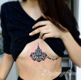 Tatuaże pod biustem zyskują wiele fanek. Miejsce pod piersiami jest idealne na tatuaż, który wręcz uderza w zmysły. Ukryty, ale kuszący, graficzny lub ograniczony do osobistego napisu. Tworzy ciekawą kompozycję z tatuażami między piersiami. 