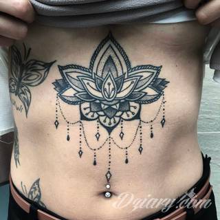 Tatuaże pod biustem zyskują wiele fanek. Miejsce pod piersiami jest idealne na tatuaż, który wręcz uderza w zmysły. Ukryty, ale kuszący, graficzny lub ograniczony do osobistego napisu. Tworzy ciekawą kompozycję z tatuażami między piersiami. 