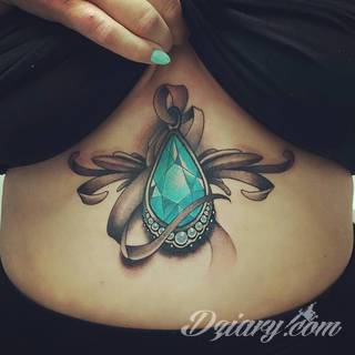 Tatuaże pod biustem zyskują wiele fanek. Miejsce pod piersiami jest idealne na tatuaż, który wręcz uderza w zmysły. Ukryty, ale kuszący, graficzny lub ograniczony do osobistego napisu. Tworzy ciekawą kompozycję z tatuażami między piersiami. 