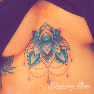 Tatuaże pod biustem zyskują wiele fanek. Miejsce pod piersiami jest idealne na tatuaż, który wręcz uderza w zmysły. Ukryty, ale kuszący, graficzny lub ograniczony do osobistego napisu. Tworzy ciekawą kompozycję z tatuażami między piersiami. 