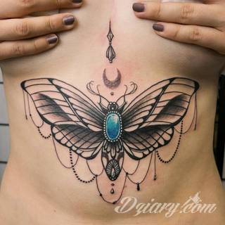 Tatuaże pod biustem zyskują wiele fanek. Miejsce pod piersiami jest idealne na tatuaż, który wręcz uderza w zmysły. Ukryty, ale kuszący, graficzny lub ograniczony do osobistego napisu. Tworzy ciekawą kompozycję z tatuażami między piersiami. 