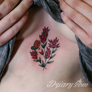 Tatuaże pod biustem zyskują wiele fanek. Miejsce pod piersiami jest idealne na tatuaż, który wręcz uderza w zmysły. Ukryty, ale kuszący, graficzny lub ograniczony do osobistego napisu. Tworzy ciekawą kompozycję z tatuażami między piersiami. 