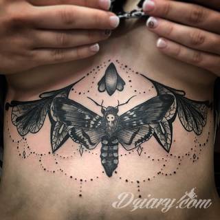 Tatuaże pod biustem zyskują wiele fanek. Miejsce pod piersiami jest idealne na tatuaż, który wręcz uderza w zmysły. Ukryty, ale kuszący, graficzny lub ograniczony do osobistego napisu. Tworzy ciekawą kompozycję z tatuażami między piersiami. 