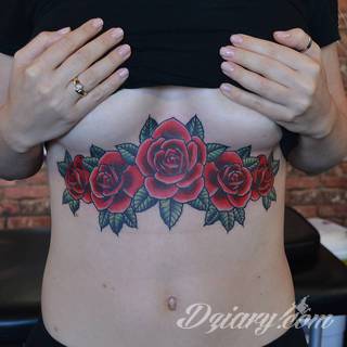 Tatuaże pod biustem zyskują wiele fanek. Miejsce pod piersiami jest idealne na tatuaż, który wręcz uderza w zmysły. Ukryty, ale kuszący, graficzny lub ograniczony do osobistego napisu. Tworzy ciekawą kompozycję z tatuażami między piersiami. 