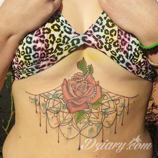 Tatuaże pod biustem zyskują wiele fanek. Miejsce pod piersiami jest idealne na tatuaż, który wręcz uderza w zmysły. Ukryty, ale kuszący, graficzny lub ograniczony do osobistego napisu. Tworzy ciekawą kompozycję z tatuażami między piersiami. 