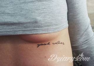 Tatuaże pod biustem zyskują wiele fanek. Miejsce pod piersiami jest idealne na tatuaż, który wręcz uderza w zmysły. Ukryty, ale kuszący, graficzny lub ograniczony do osobistego napisu. Tworzy ciekawą kompozycję z tatuażami między piersiami. 