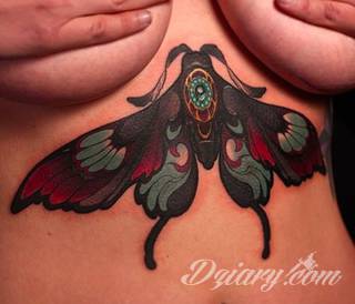 Tatuaże pod biustem zyskują wiele fanek. Miejsce pod piersiami jest idealne na tatuaż, który wręcz uderza w zmysły. Ukryty, ale kuszący, graficzny lub ograniczony do osobistego napisu. Tworzy ciekawą kompozycję z tatuażami między piersiami. 