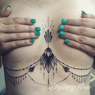 Tatuaże pod biustem zyskują wiele fanek. Miejsce pod piersiami jest idealne na tatuaż, który wręcz uderza w zmysły. Ukryty, ale kuszący, graficzny lub ograniczony do osobistego napisu. Tworzy ciekawą kompozycję z tatuażami między piersiami. 
