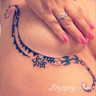 Tatuaże pod biustem zyskują wiele fanek. Miejsce pod piersiami jest idealne na tatuaż, który wręcz uderza w zmysły. Ukryty, ale kuszący, graficzny lub ograniczony do osobistego napisu. Tworzy ciekawą kompozycję z tatuażami między piersiami. 