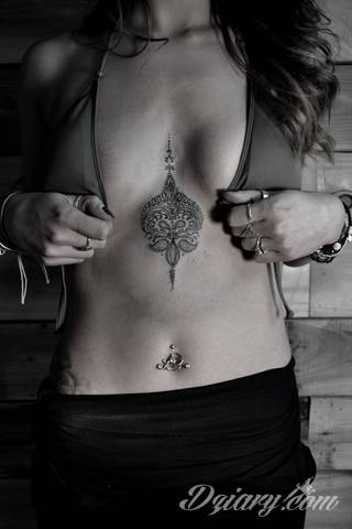 Tatuaże pod biustem zyskują wiele fanek. Miejsce pod piersiami jest idealne na tatuaż, który wręcz uderza w zmysły. Ukryty, ale kuszący, graficzny lub ograniczony do osobistego napisu. Tworzy ciekawą kompozycję z tatuażami między piersiami. 