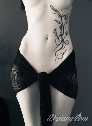 Tatuaże pod biustem zyskują wiele fanek. Miejsce pod piersiami jest idealne na tatuaż, który wręcz uderza w zmysły. Ukryty, ale kuszący, graficzny lub ograniczony do osobistego napisu. Tworzy ciekawą kompozycję z tatuażami między piersiami. 