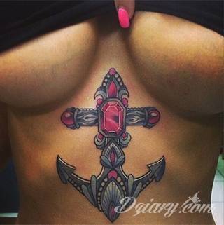 Tatuaże pod biustem zyskują wiele fanek. Miejsce pod piersiami jest idealne na tatuaż, który wręcz uderza w zmysły. Ukryty, ale kuszący, graficzny lub ograniczony do osobistego napisu. Tworzy ciekawą kompozycję z tatuażami między piersiami. 